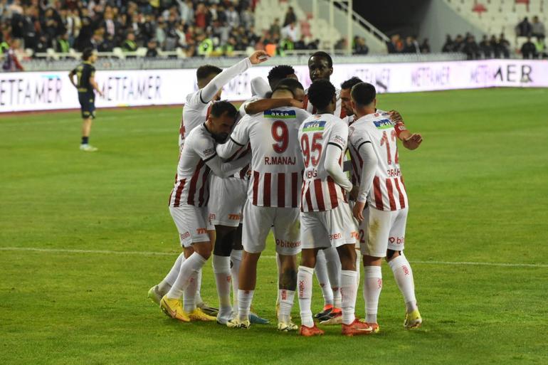 F.Bahçe, Sivasspor'u rahatlıkla yendi ve Galatasaray'ı geride bırakmaya devam ediyor - görsel 21