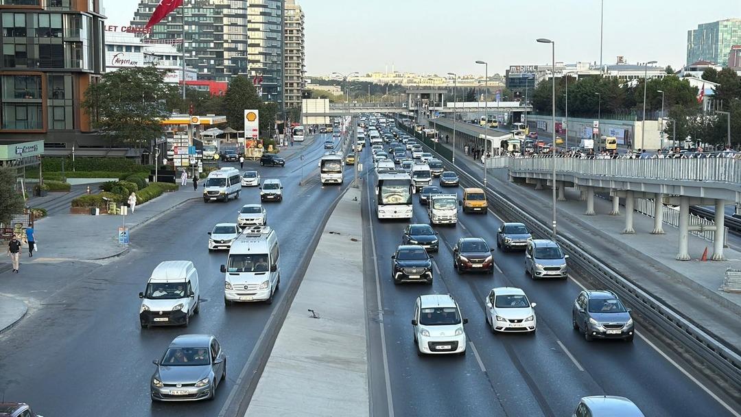 Yaz tatilleri sona erdi, okullarda uyum haftası başladı: İstanbul'da trafik yoğunluğu meydana geldi! 3