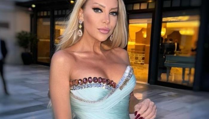 Tepeden tırnağa çorap giymişti... Başını ve göğüslerini tamamen taşlarla kapladı! Bu durumda Gülşah Saraçoğlu, bakanı incelemeye aldı.
