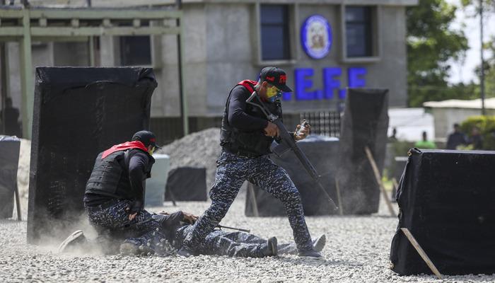 Trump gözdağı vermişti, Venezuela'dan gelen görüntüler dikkat çekti! Gönüllü olarak silahlandılar...