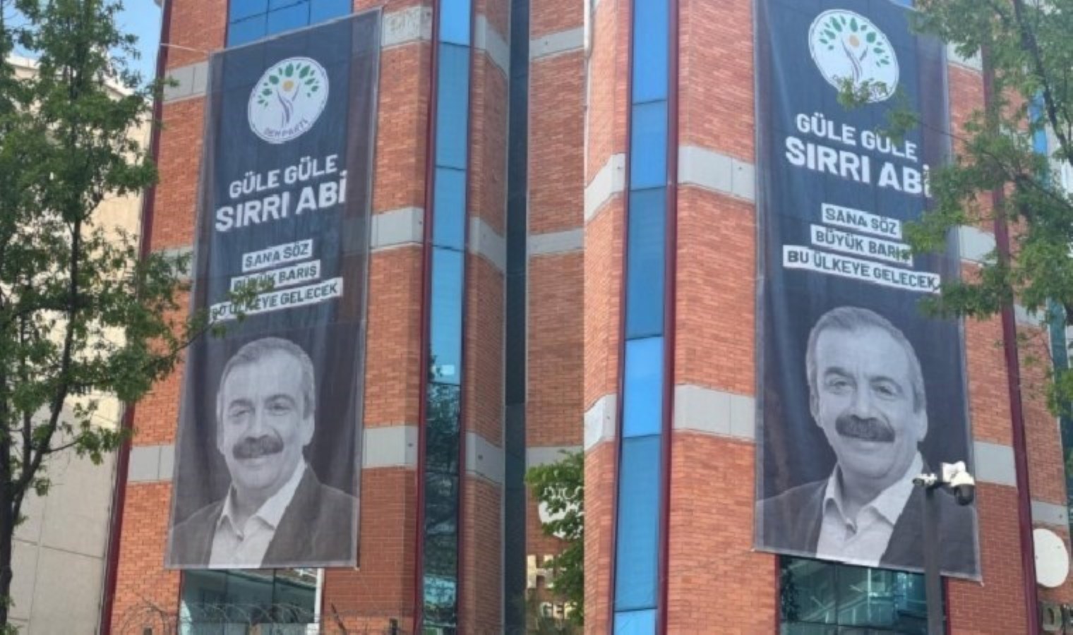 DEM Parti Genel Merkezi binasına Sırrı Süreyya Önder'in afişi asıldı! - Son Dakika Türkiye Haberleri