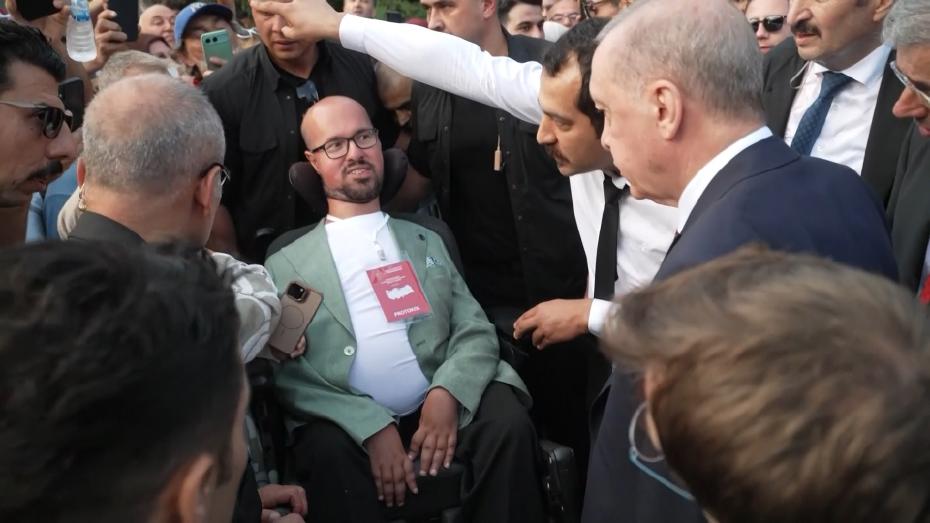 Cumhurbaşkanı Erdoğan'ın Samimi Davranışı Engelli Genç Emre Vural'ı Derinden Etkiledi