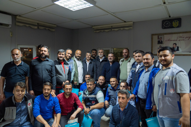 Çalışma ve Sosyal Güvenlik Bakanı Işıkhan 1 Mayıs'ı işçilerle karşıladı