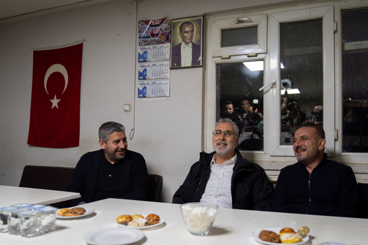 Çalışma ve Sosyal Güvenlik Bakanı Işıkhan 1 Mayıs'ı işçilerle karşıladı