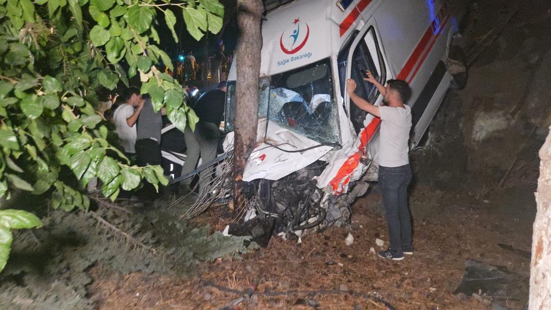 Kamerada Druel kazası ... Ambulans bahçeye uçtu! Hasta öldü! 2
