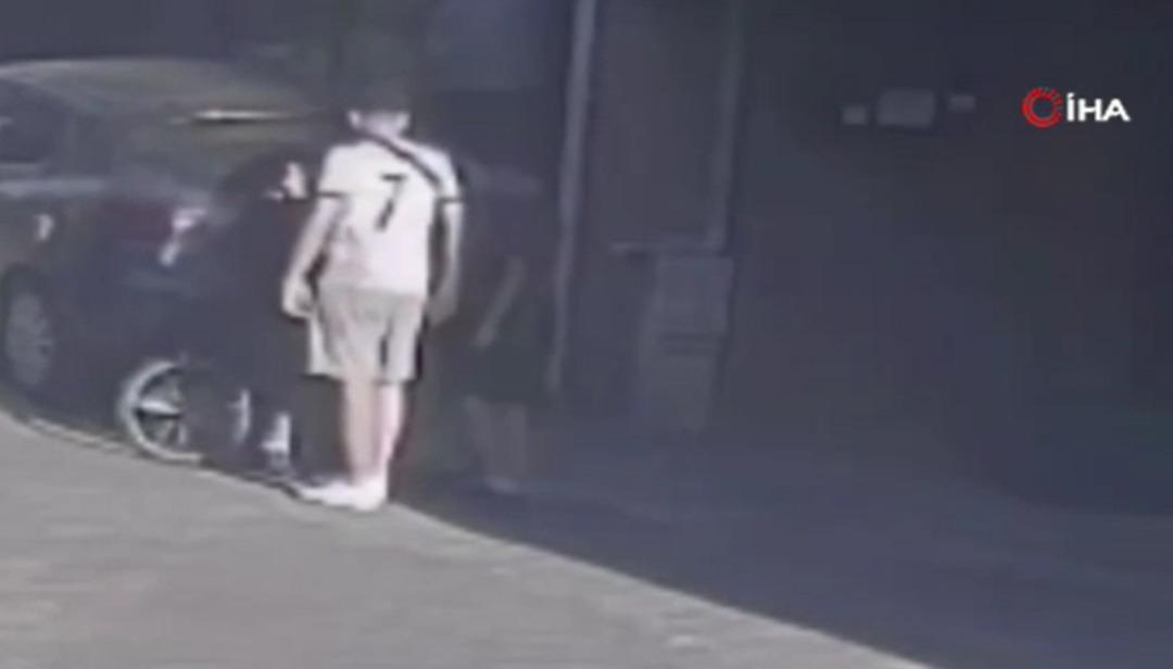 Küçük çocuklar büyük kavga ... bisikleti vermediklerinde, arabayı bıçaklamakla tehdit ettiler, arabanın 3 tekme atan bebeğe çarpması için yeterli değildi