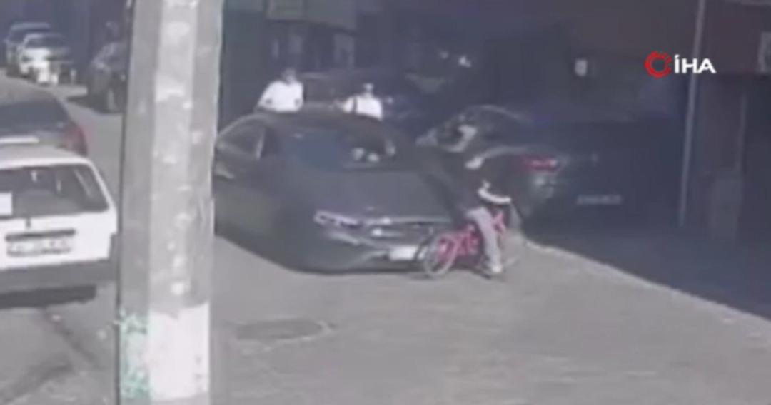 Küçük çocuklar büyük kavga ... bisikleti vermediklerinde, arabayı bıçaklamakla tehdit ettiler, arabanın çocuğa sakinleşmesi için yeterli değildi Slap 2