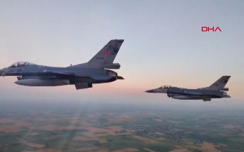 Kozan’da Muharip Uçak Gösterisi Coşkulu Anlara Sahne Oldu